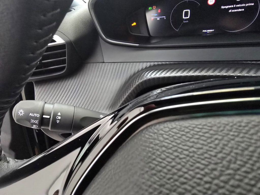 PEUGEOT 2008 PureTech 100 S&S Allure - 17