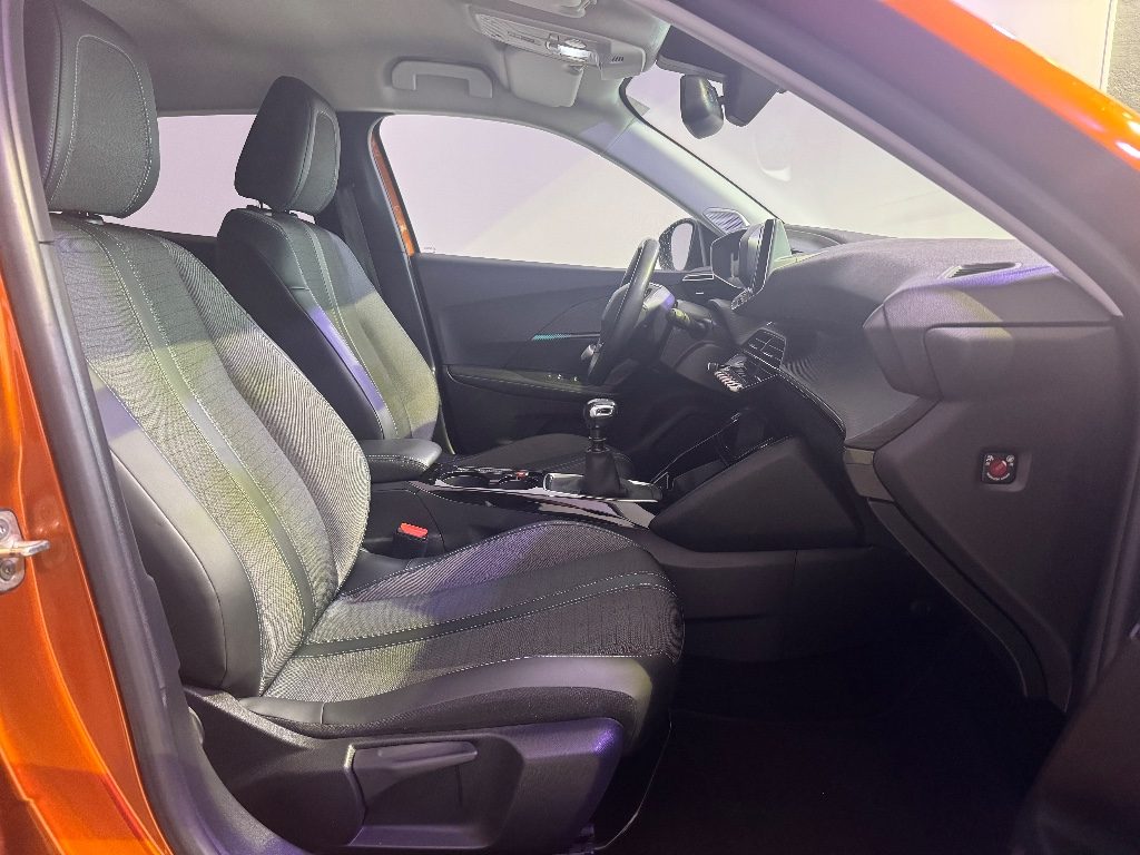 PEUGEOT 2008 BlueHDi 110 S&S GT - 13