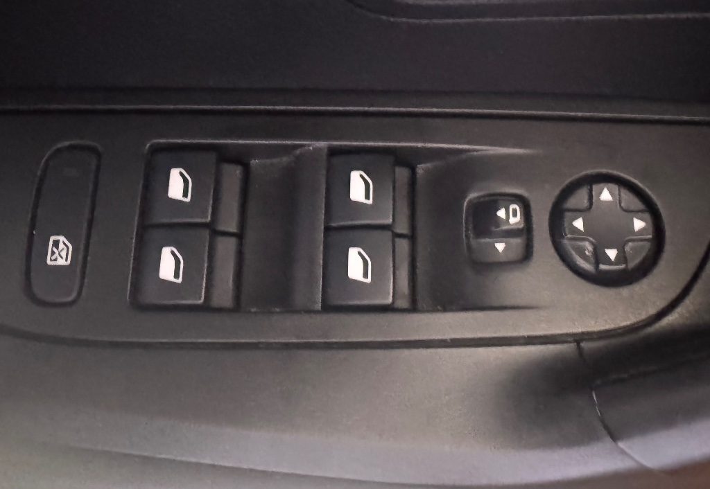 PEUGEOT 2008 BlueHDi 110 S&S GT - 17