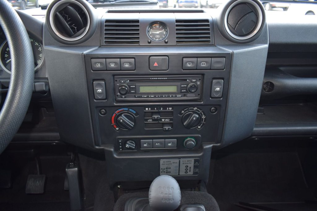 LAND ROVER Defender Defender 110 2.4 TD4 Station Wagon - 13