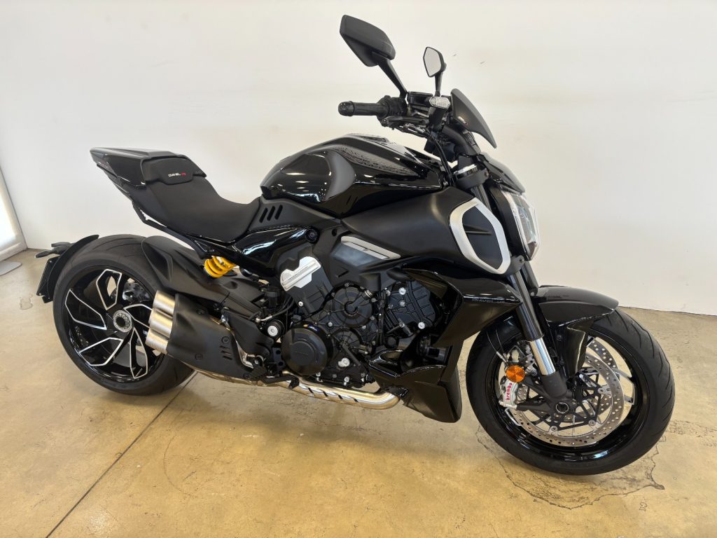 DUCATI Diavel V4 BLACK - 2