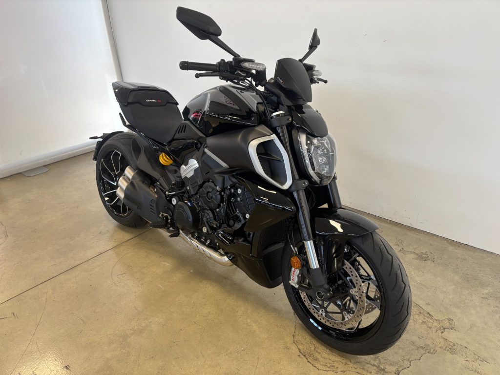 DUCATI Diavel V4 BLACK - 3