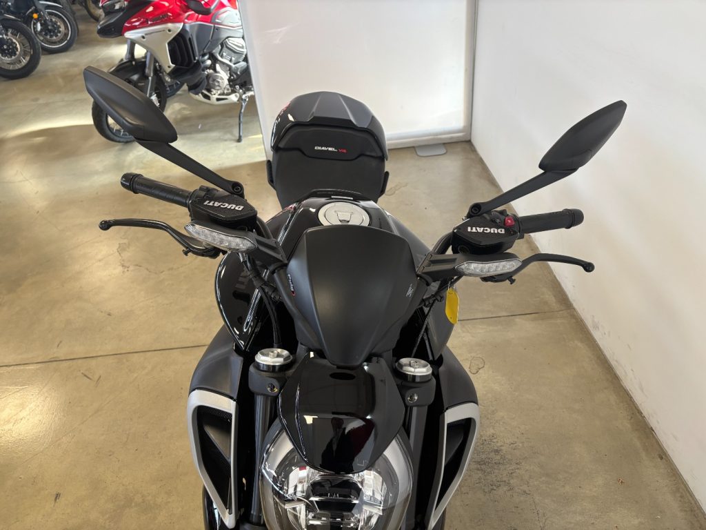 DUCATI Diavel V4 BLACK - 10