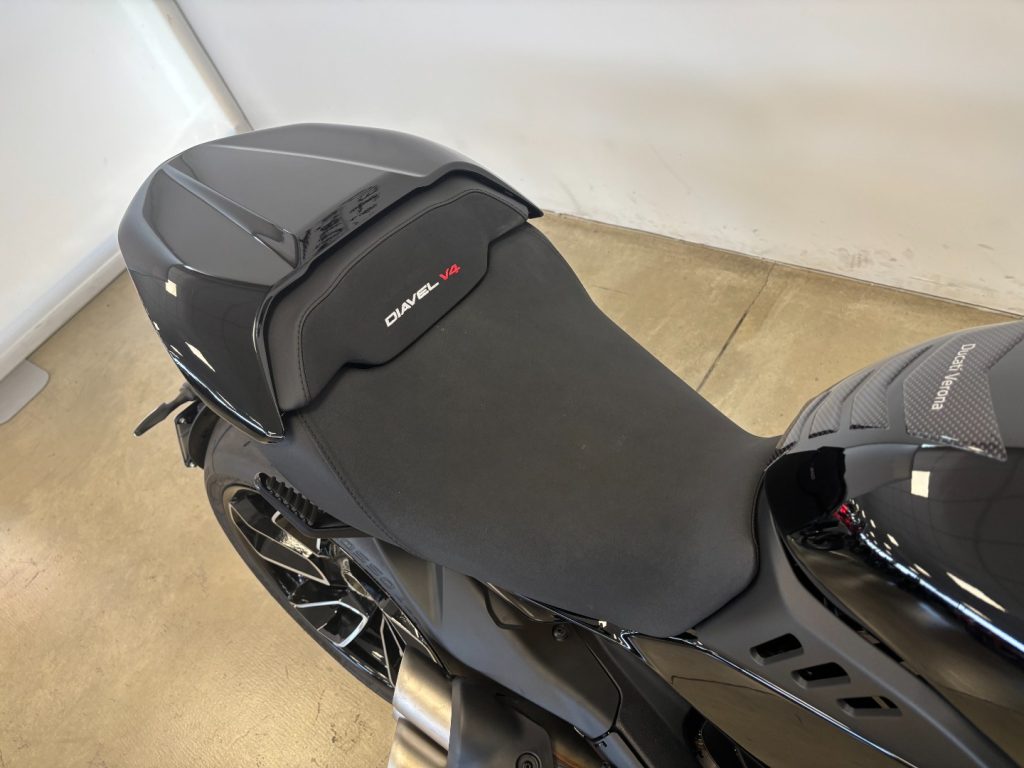 DUCATI Diavel V4 BLACK - 11