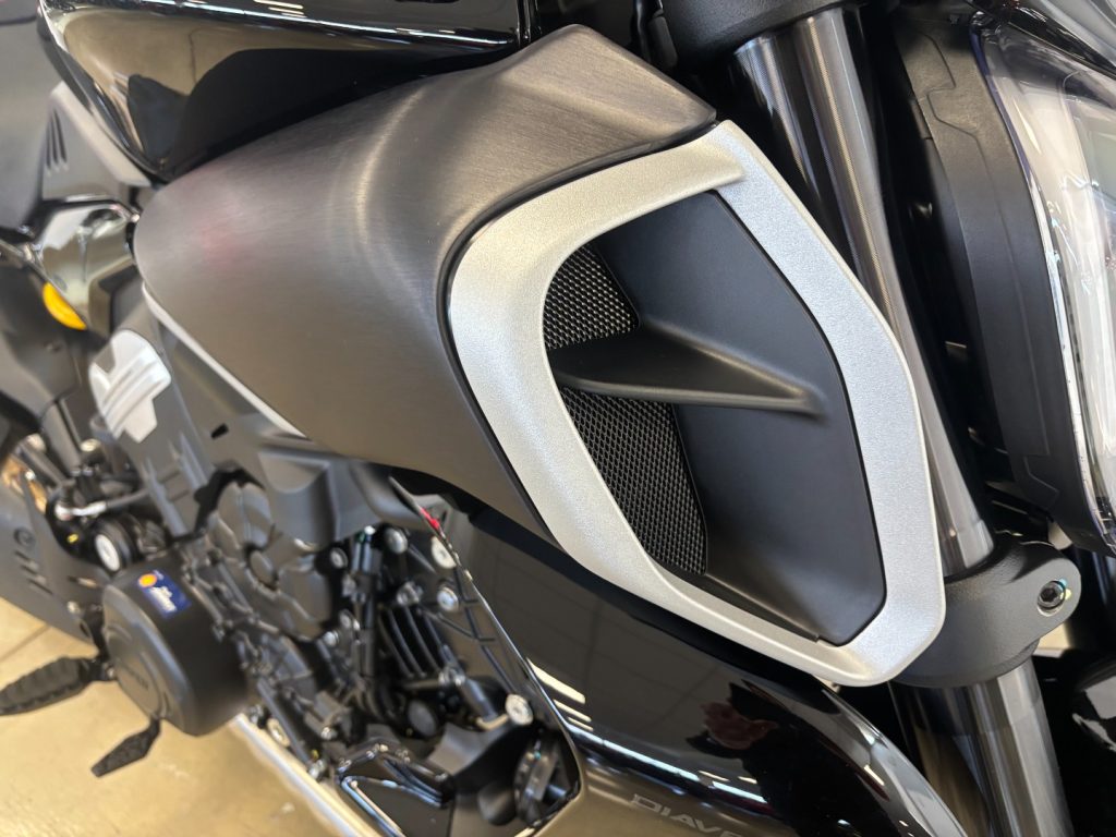 DUCATI Diavel V4 BLACK - 16