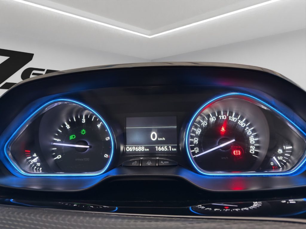 PEUGEOT 2008 1° serie BlueHDi 100 S&S Black Matt - 10