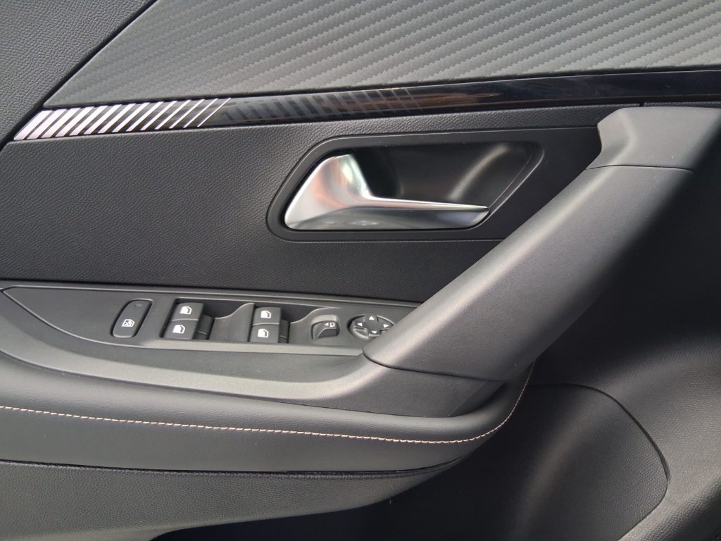 PEUGEOT 2008 PureTech 100 S&S Allure - 17