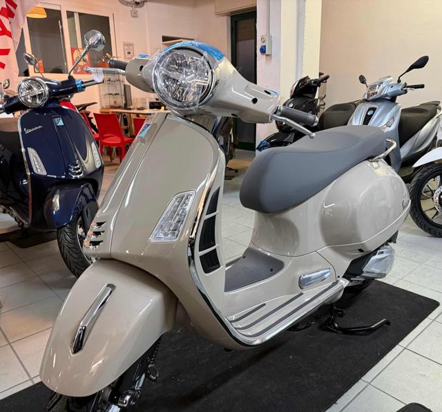 VESPA GTS 310 beige avvolgente pastello