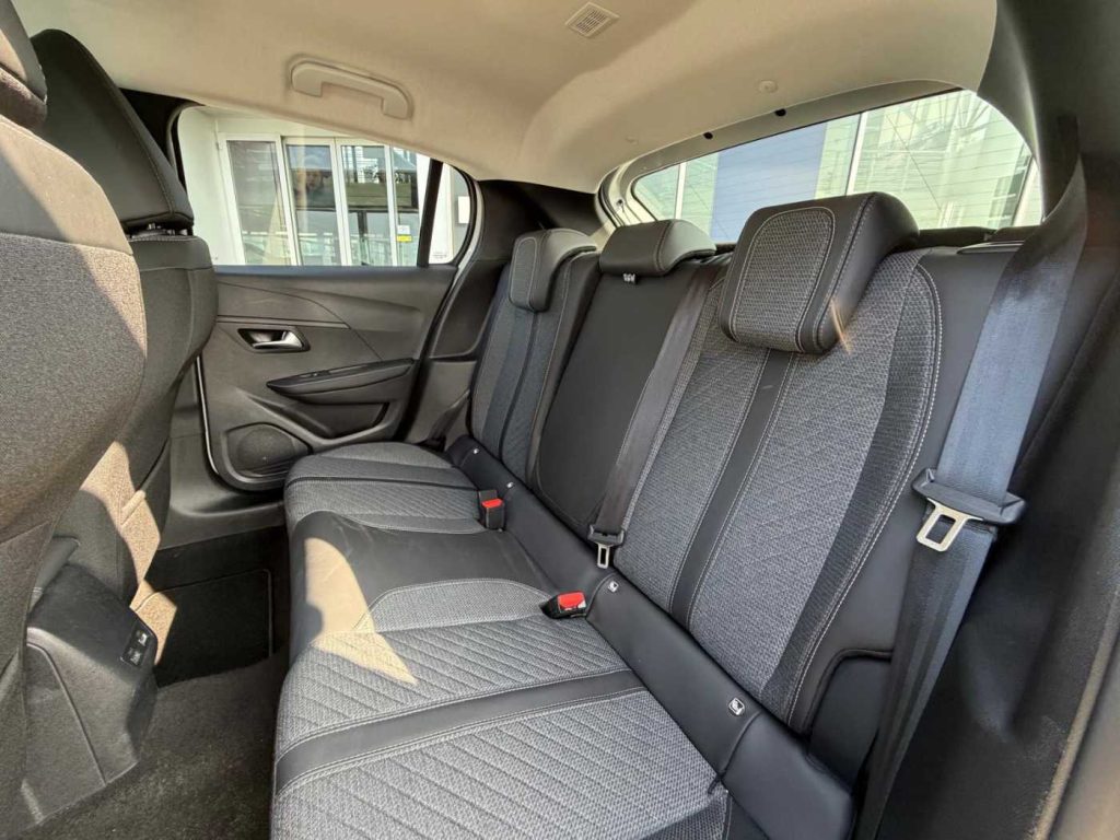 PEUGEOT 208 Hybrid 136 e-DCS6 Allure - 11