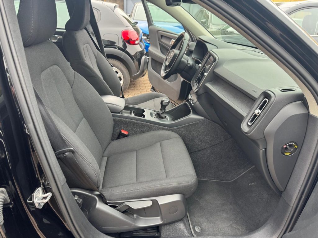 VOLVO XC40 T2 130CV MOMENTUM CORE - 10