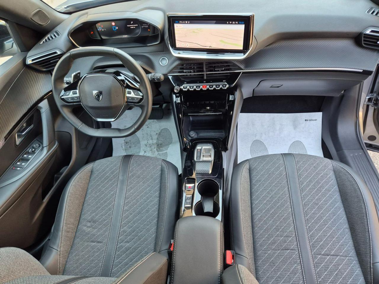 PEUGEOT 2008 Hybrid 145 e-DCS6 Allure - 12