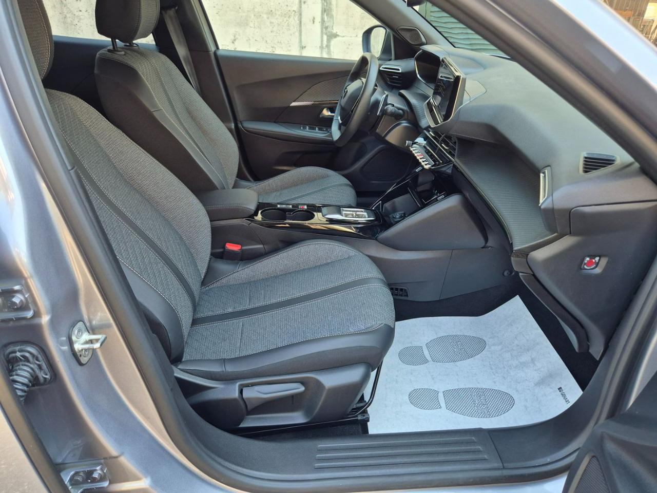 PEUGEOT 2008 Hybrid 145 e-DCS6 Allure - 11