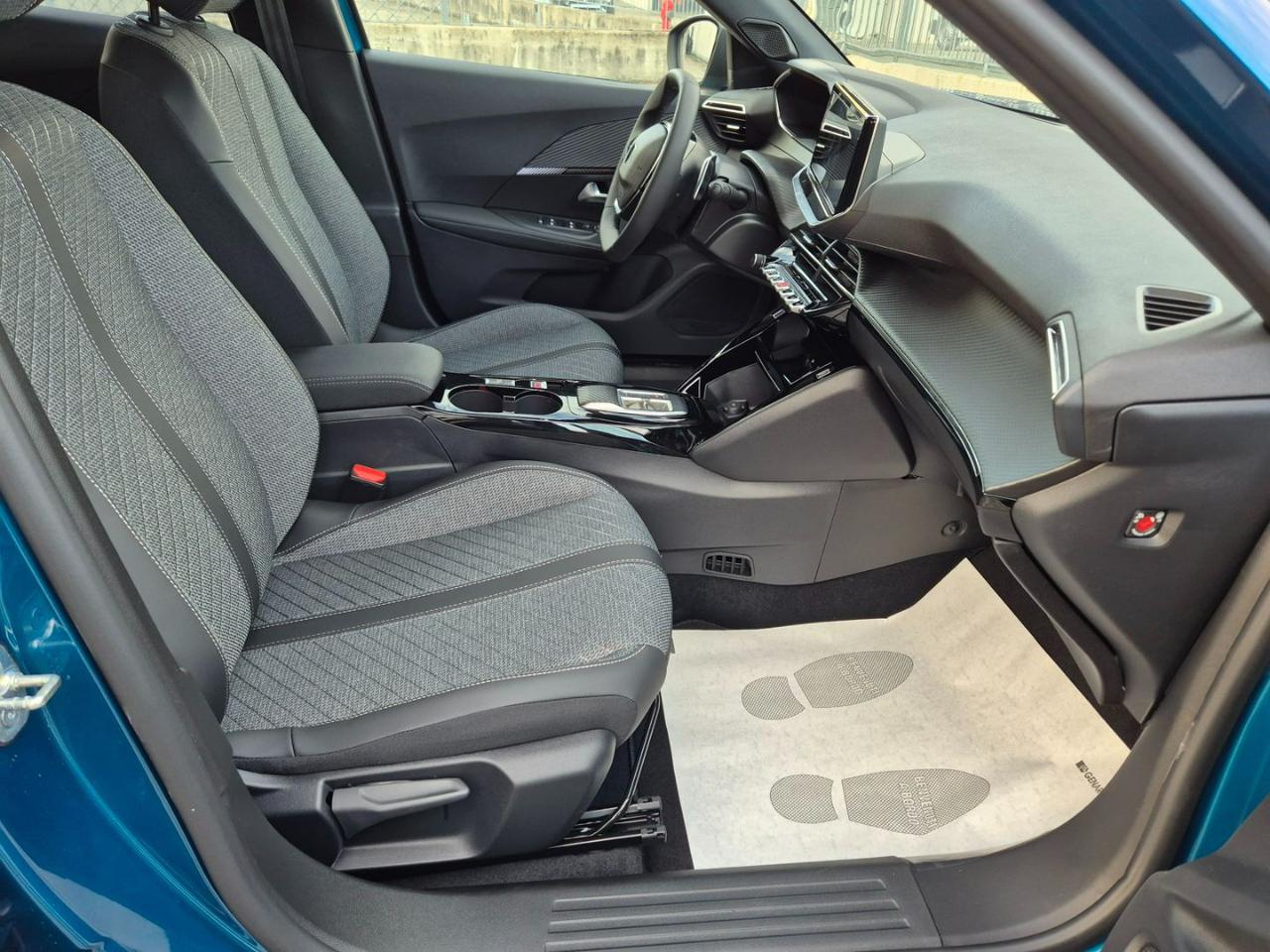 PEUGEOT 2008 Hybrid 145 e-DCS6 Allure - 11