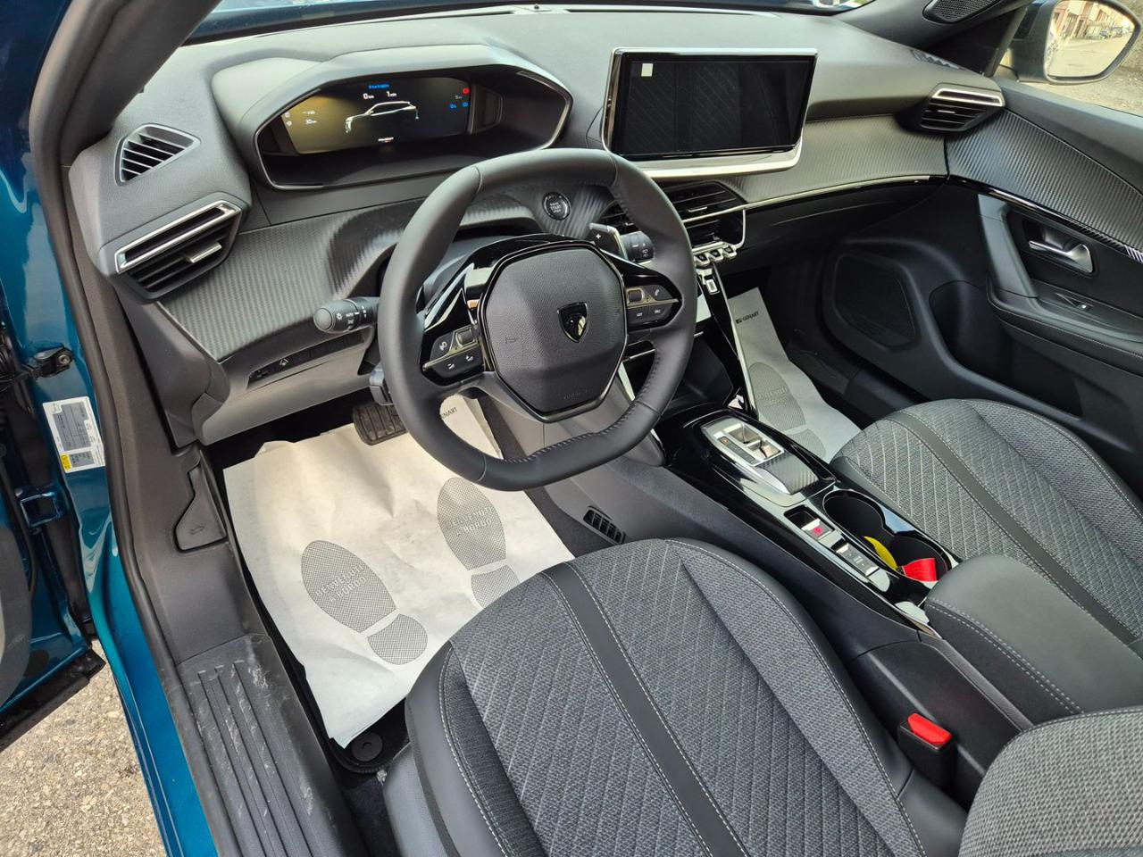 PEUGEOT 2008 Hybrid 145 e-DCS6 Allure - 10