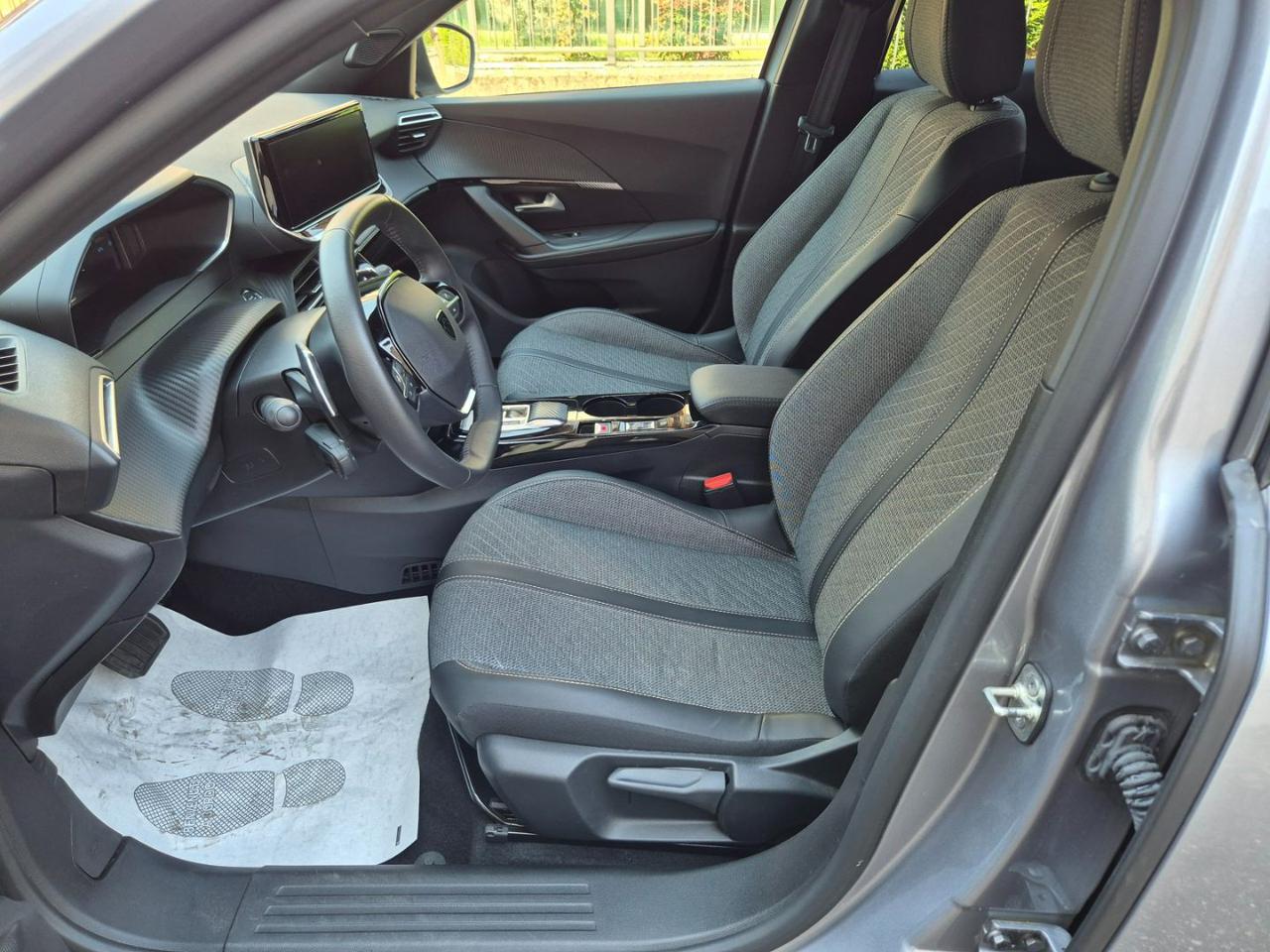 PEUGEOT 2008 Hybrid 145 e-DCS6 Allure - 9