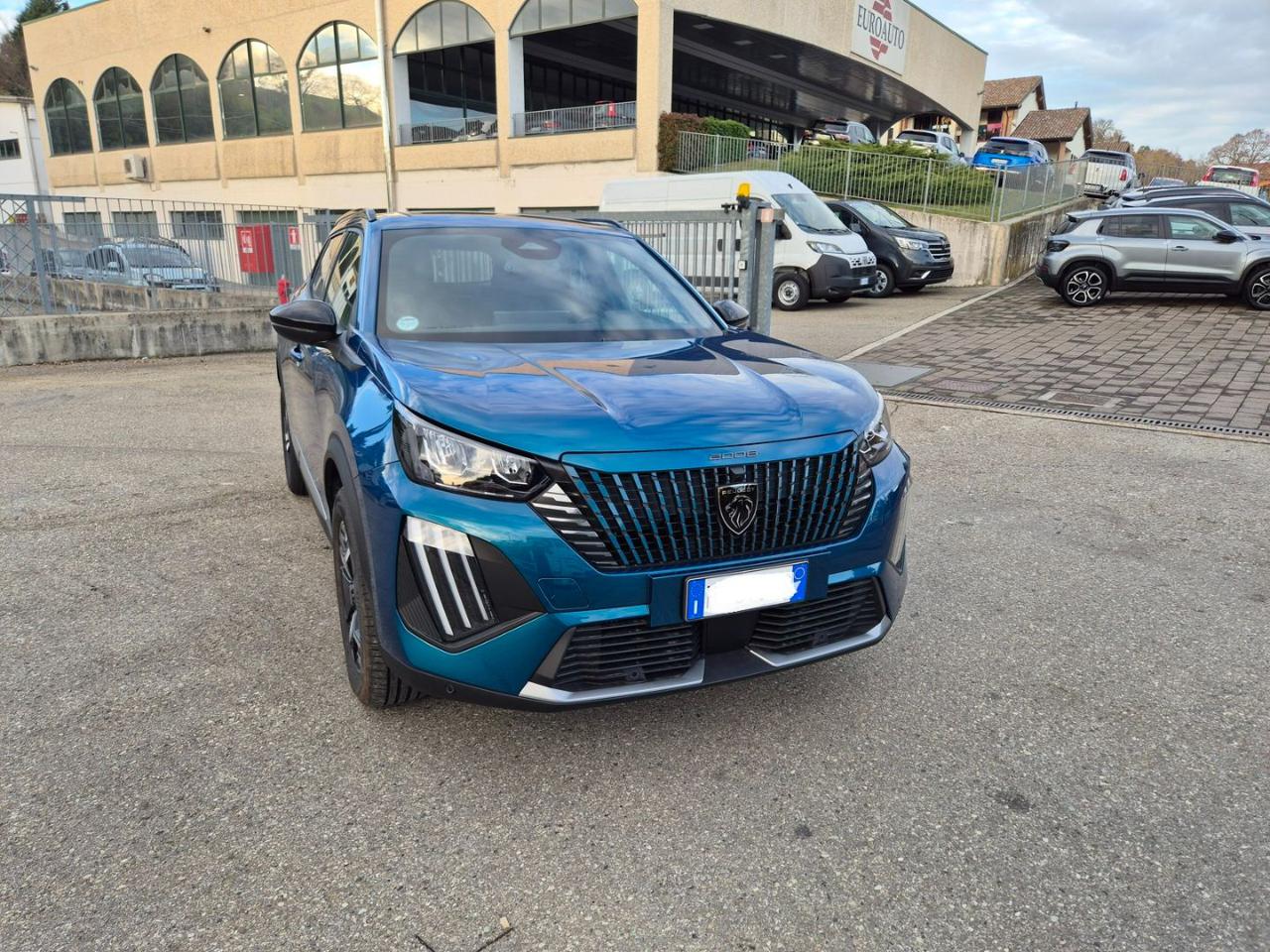 PEUGEOT 2008 Hybrid 145 e-DCS6 Allure - 4