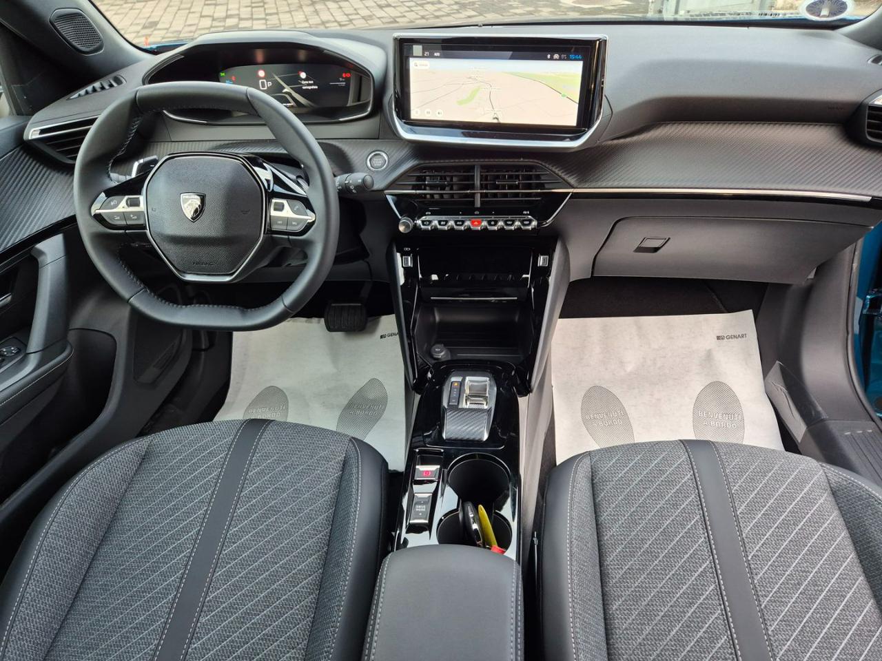 PEUGEOT 2008 Hybrid 145 e-DCS6 Allure - 13