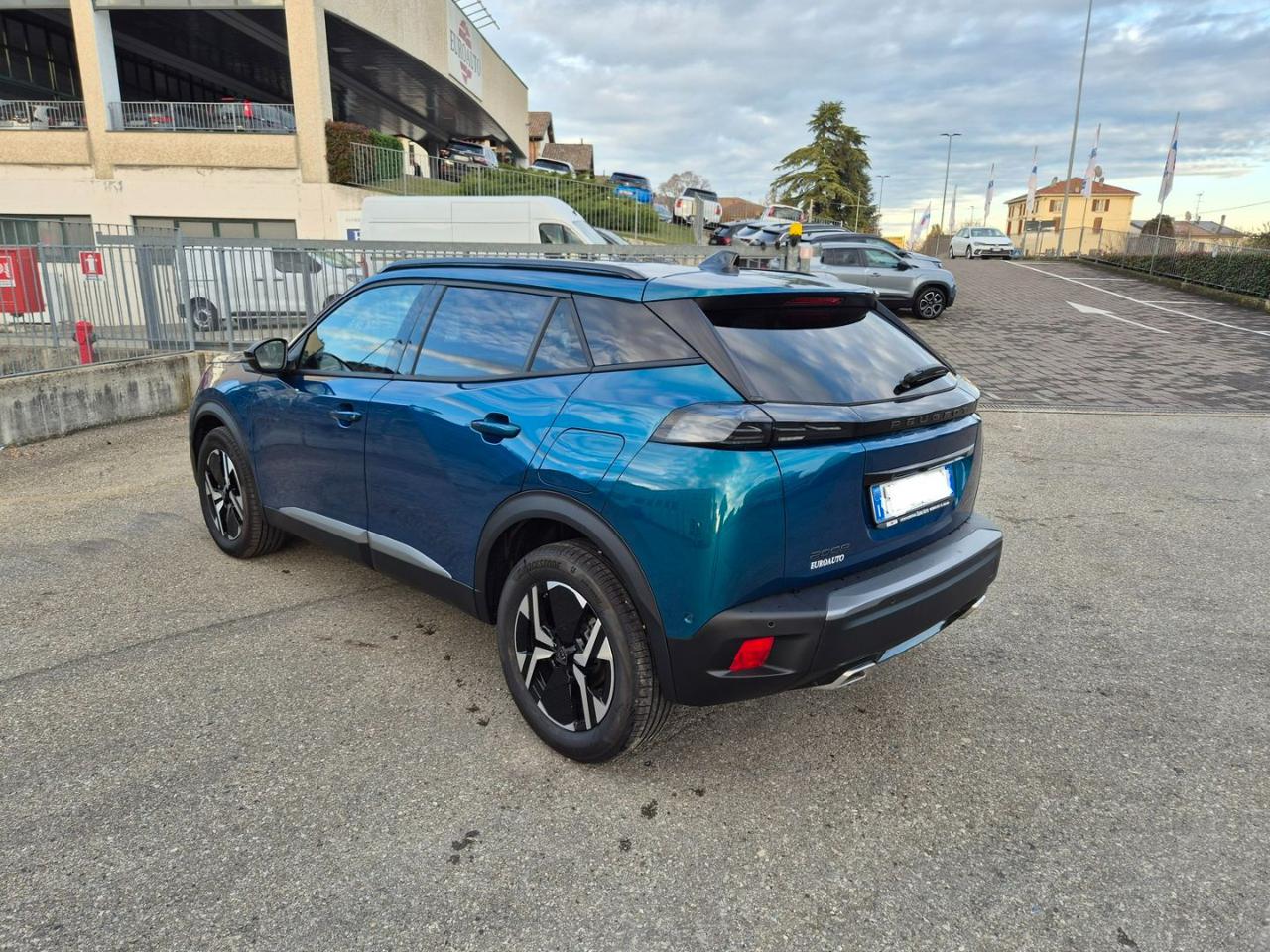 PEUGEOT 2008 Hybrid 145 e-DCS6 Allure - 8