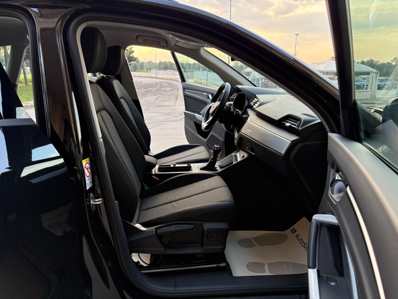 AUDI Q3 35 2.0 TDI S tronic quattro Business COCKPIT - 9