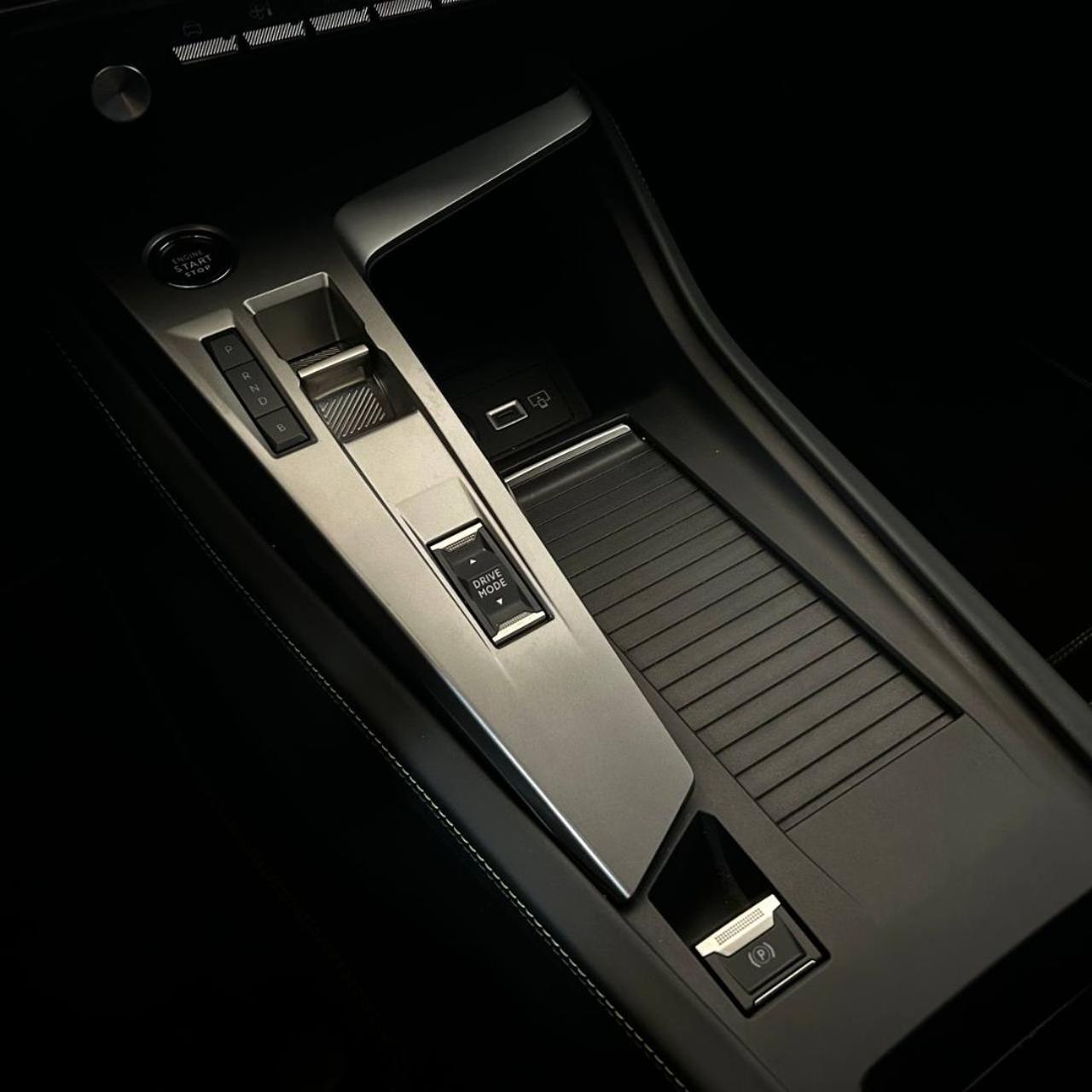 PEUGEOT 408 Plug-in Hybrid 225 e-EAT8 GT - 29