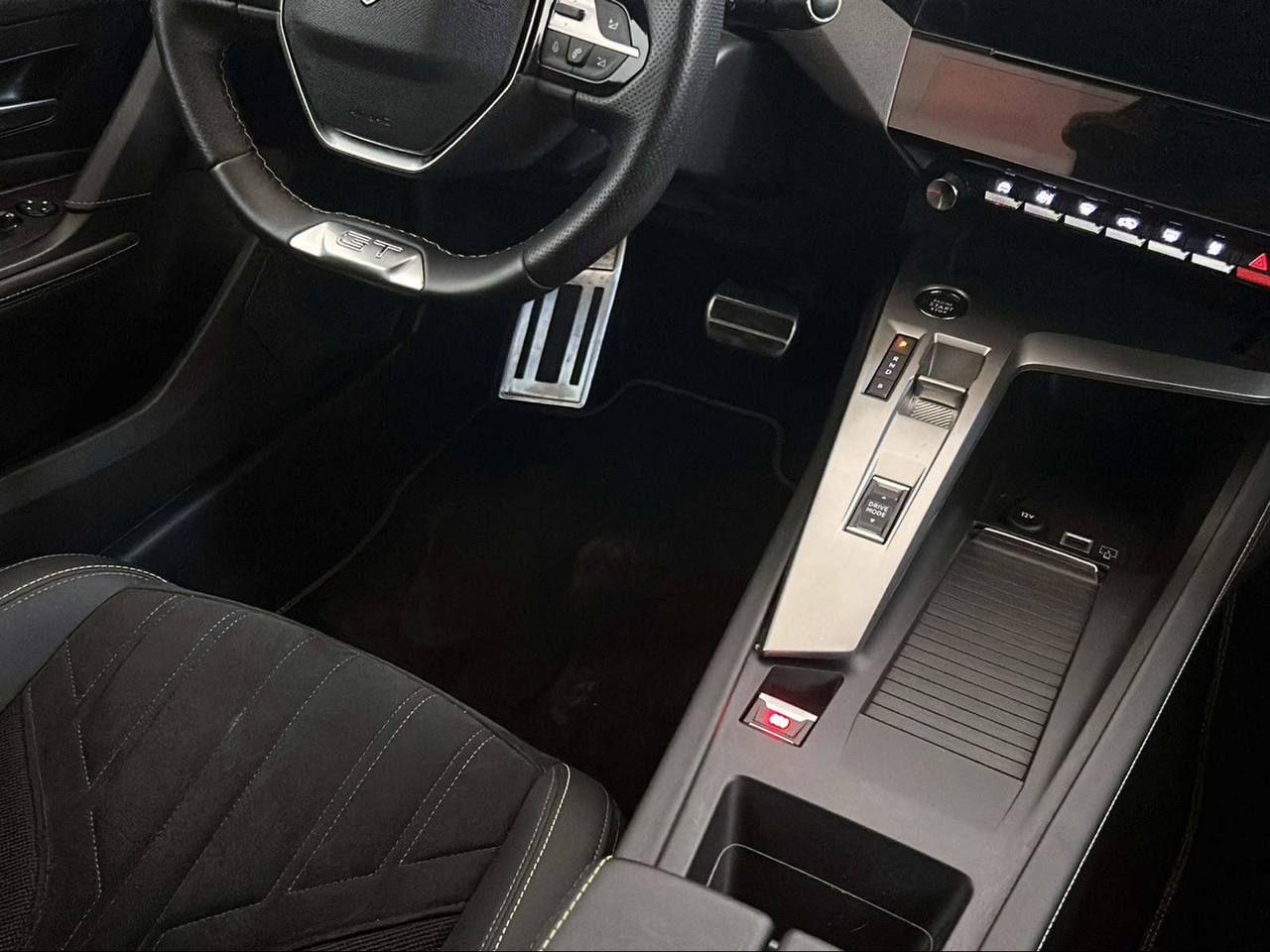 PEUGEOT 408 Plug-in Hybrid 225 e-EAT8 GT - 28