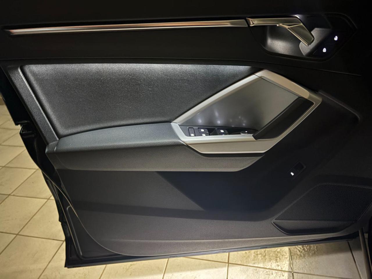 AUDI Q3 35 2.0 TDI S tronic quattro Business COCKPIT - 33