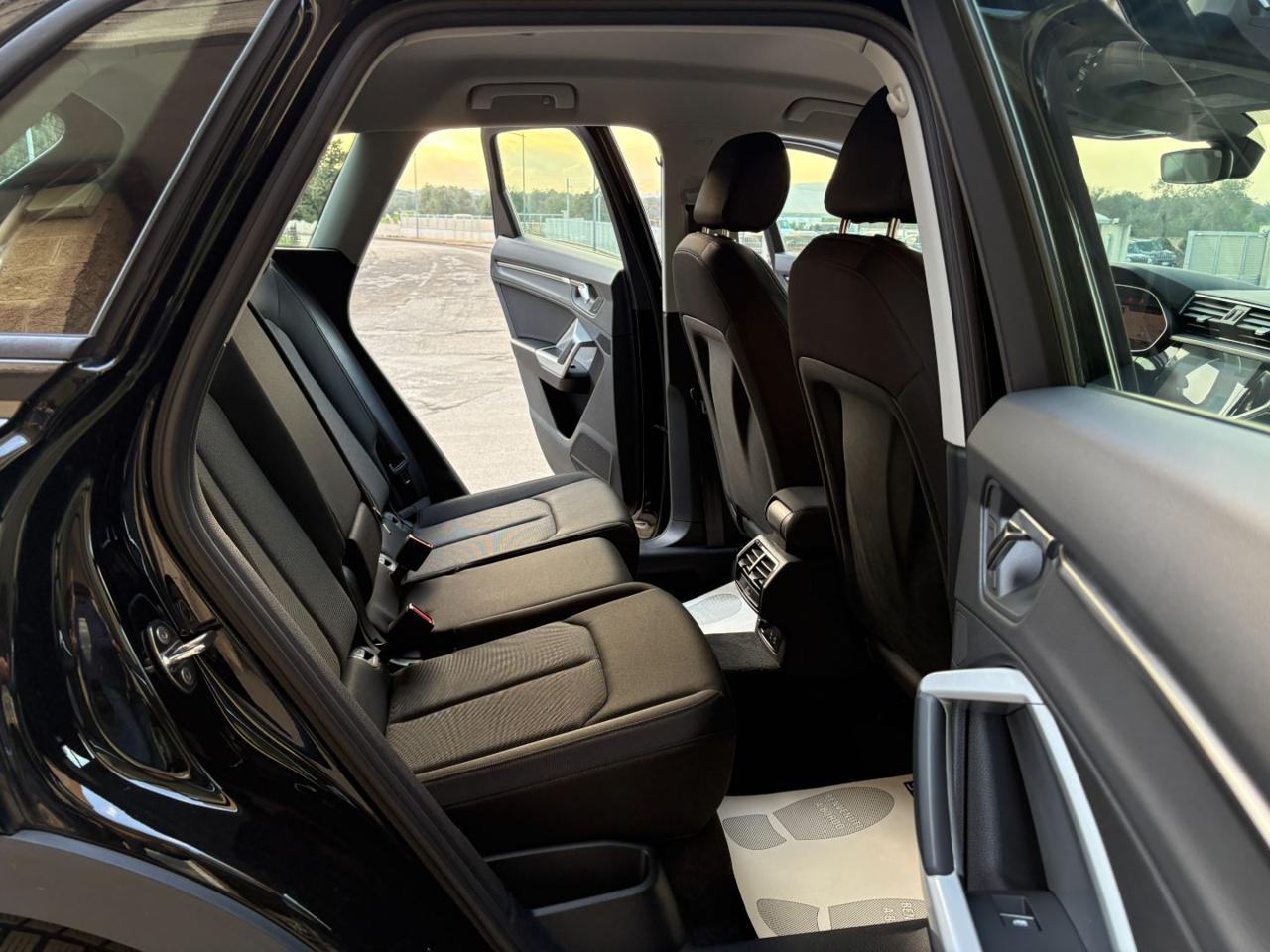 AUDI Q3 35 2.0 TDI S tronic quattro Business COCKPIT - 11