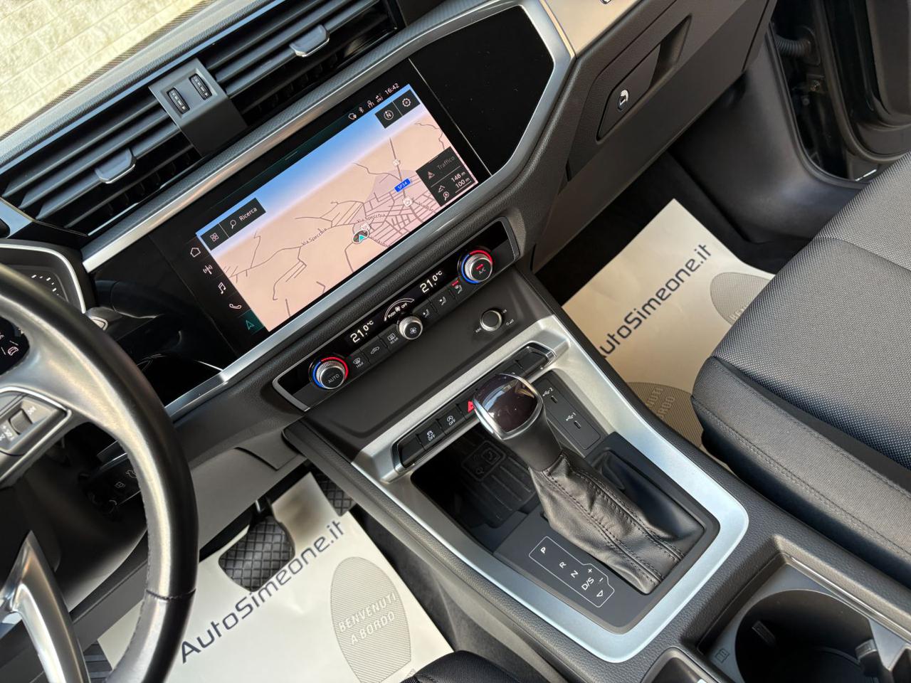 AUDI Q3 35 2.0 TDI S tronic quattro Business COCKPIT - 18