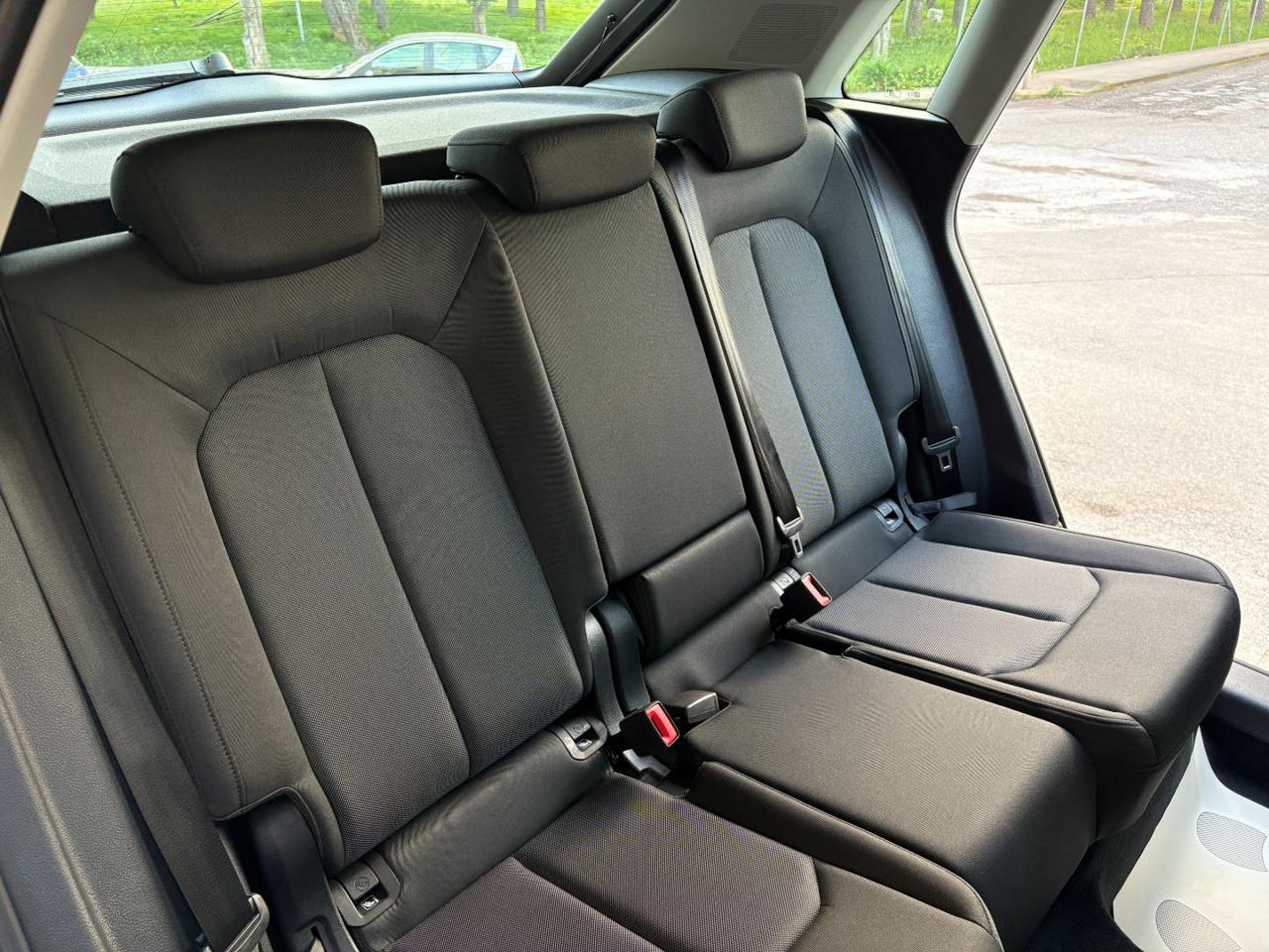 AUDI Q3 35 2.0 TDI S tronic quattro Business COCKPIT - 17