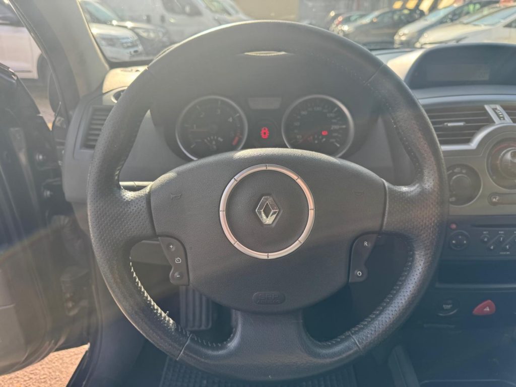 RENAULT Megane GRANDTOUR 1.5 dCi/105CV Serie Spec. - 8