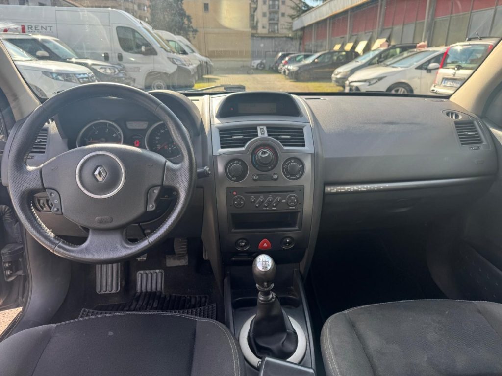 RENAULT Megane GRANDTOUR 1.5 dCi/105CV Serie Spec. - 9