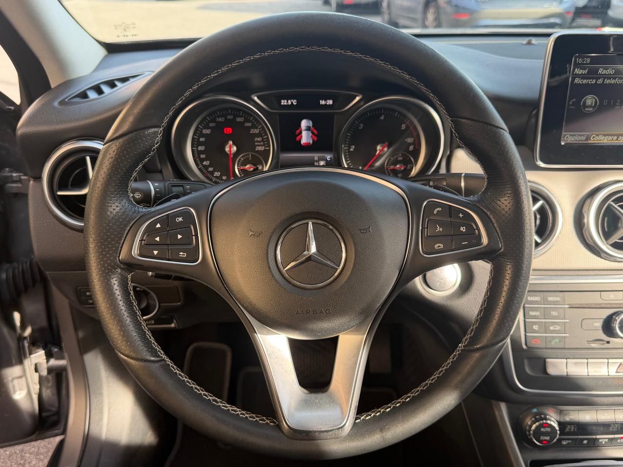 MERCEDES-BENZ GLA 180 d Automatic Sport - 14