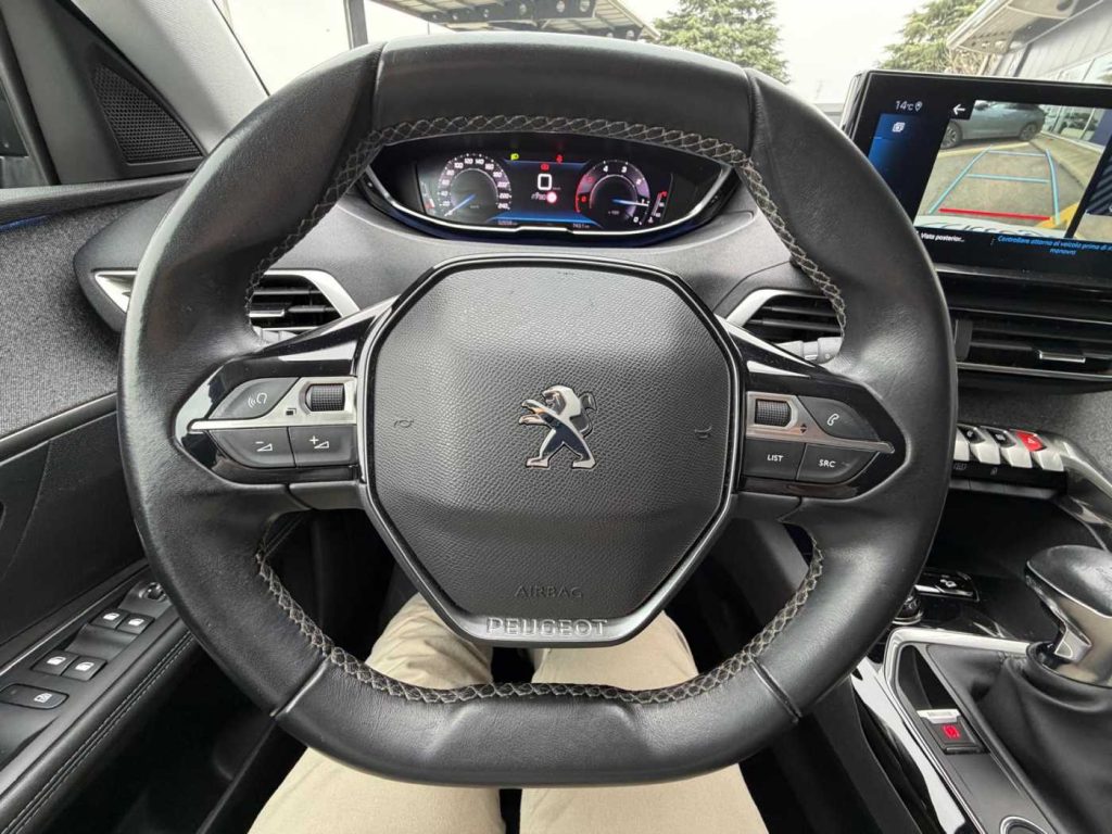 PEUGEOT 3008 BlueHDi 130 S&S Allure - 17