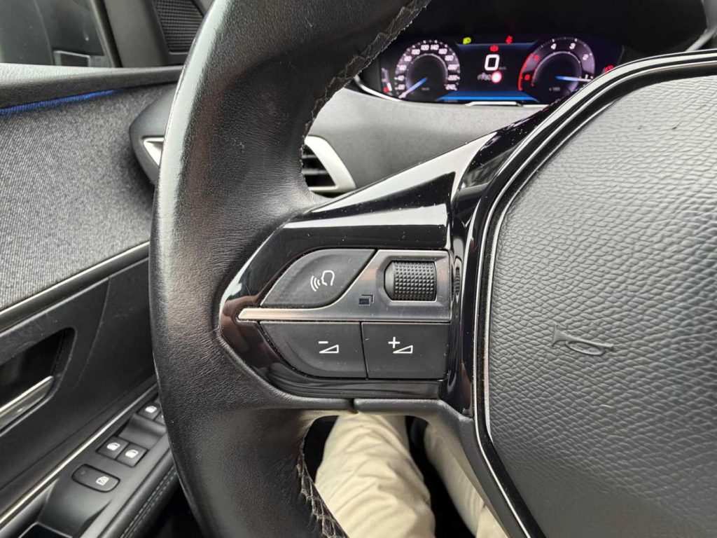 PEUGEOT 3008 BlueHDi 130 S&S Allure - 20