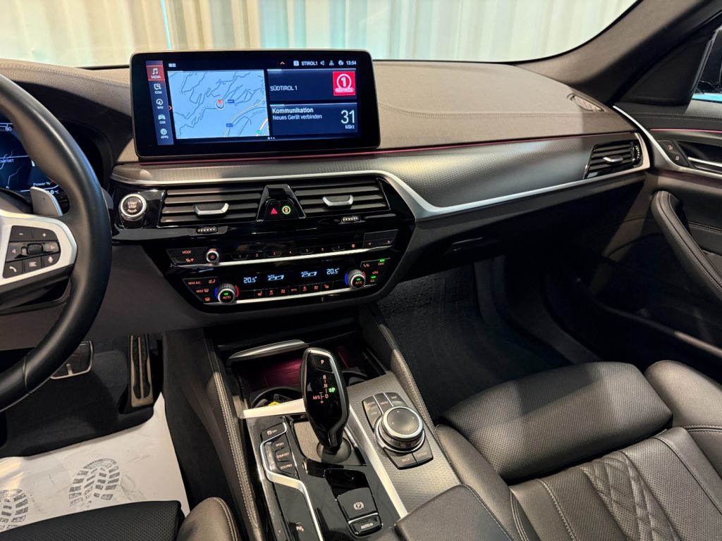 BMW 520 d Touring XDrive Msport LED PELLE 20 PANO Camera - 11