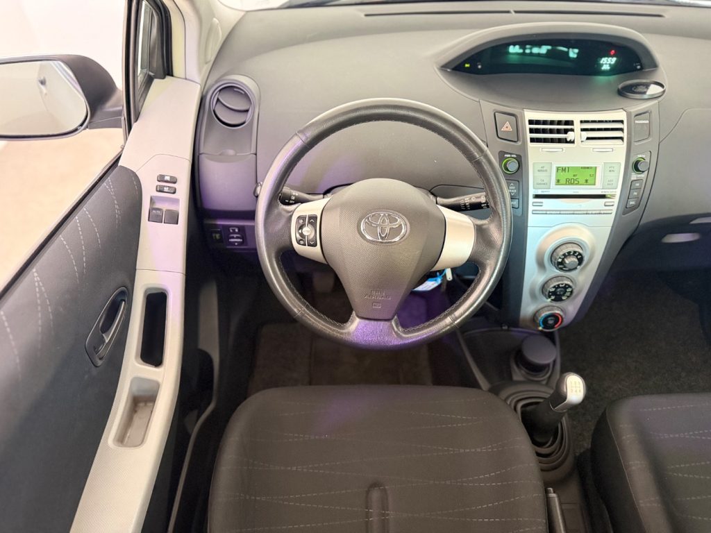 TOYOTA Yaris 1.3 5 porte - 8