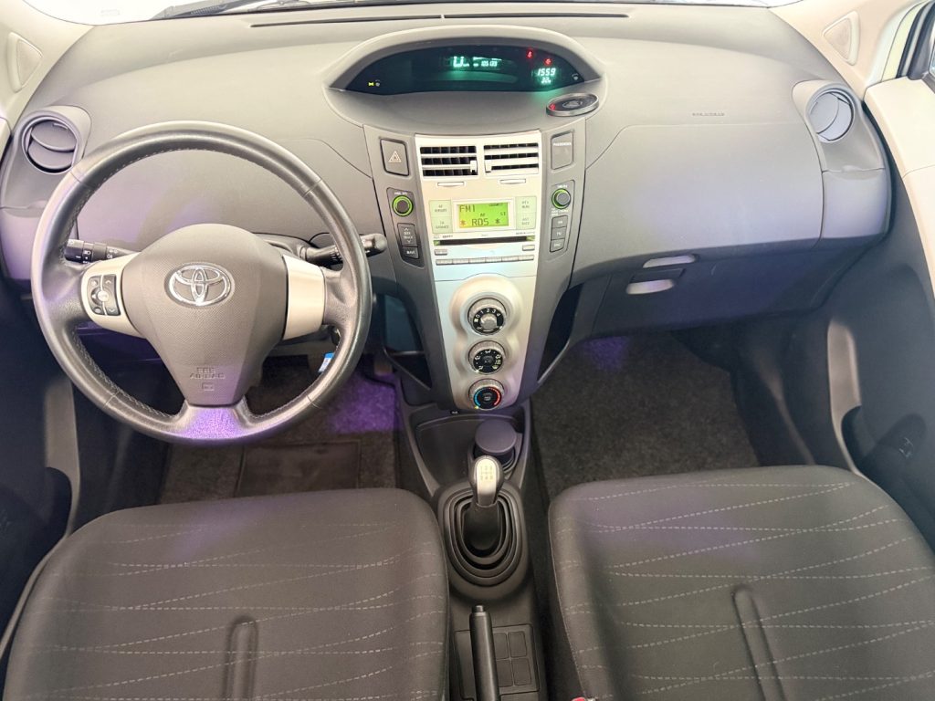 TOYOTA Yaris 1.3 5 porte - 9