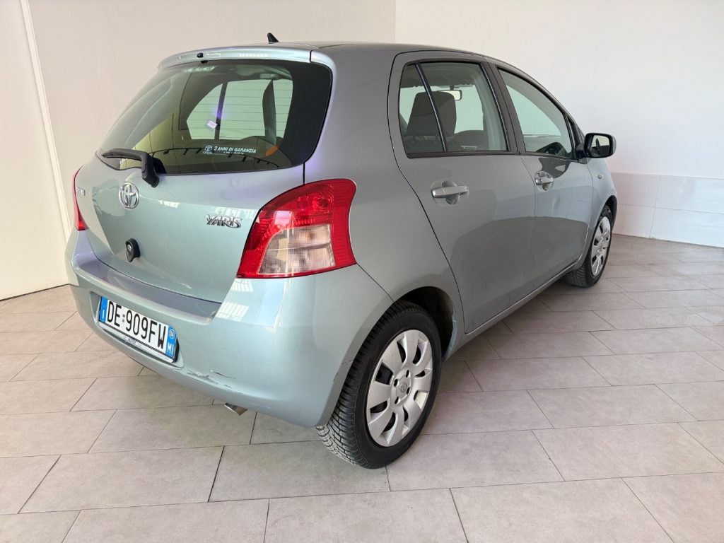 TOYOTA Yaris 1.3 5 porte - 11