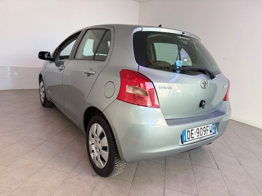 TOYOTA Yaris 1.3 5 porte - 12