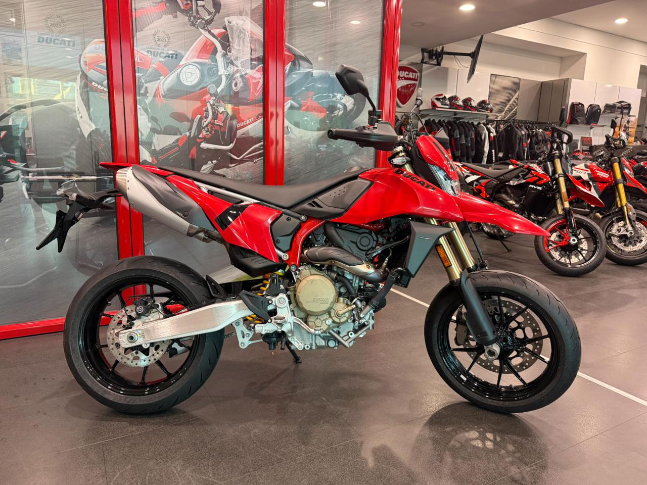 DUCATI Hypermotard 698 RED - 2
