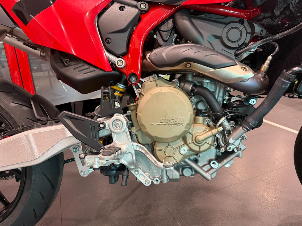 DUCATI Hypermotard 698 RED - 4