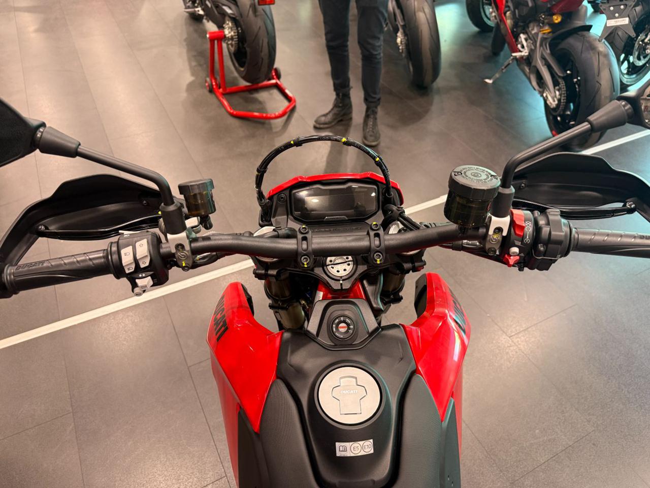 DUCATI Hypermotard 698 RED - 6