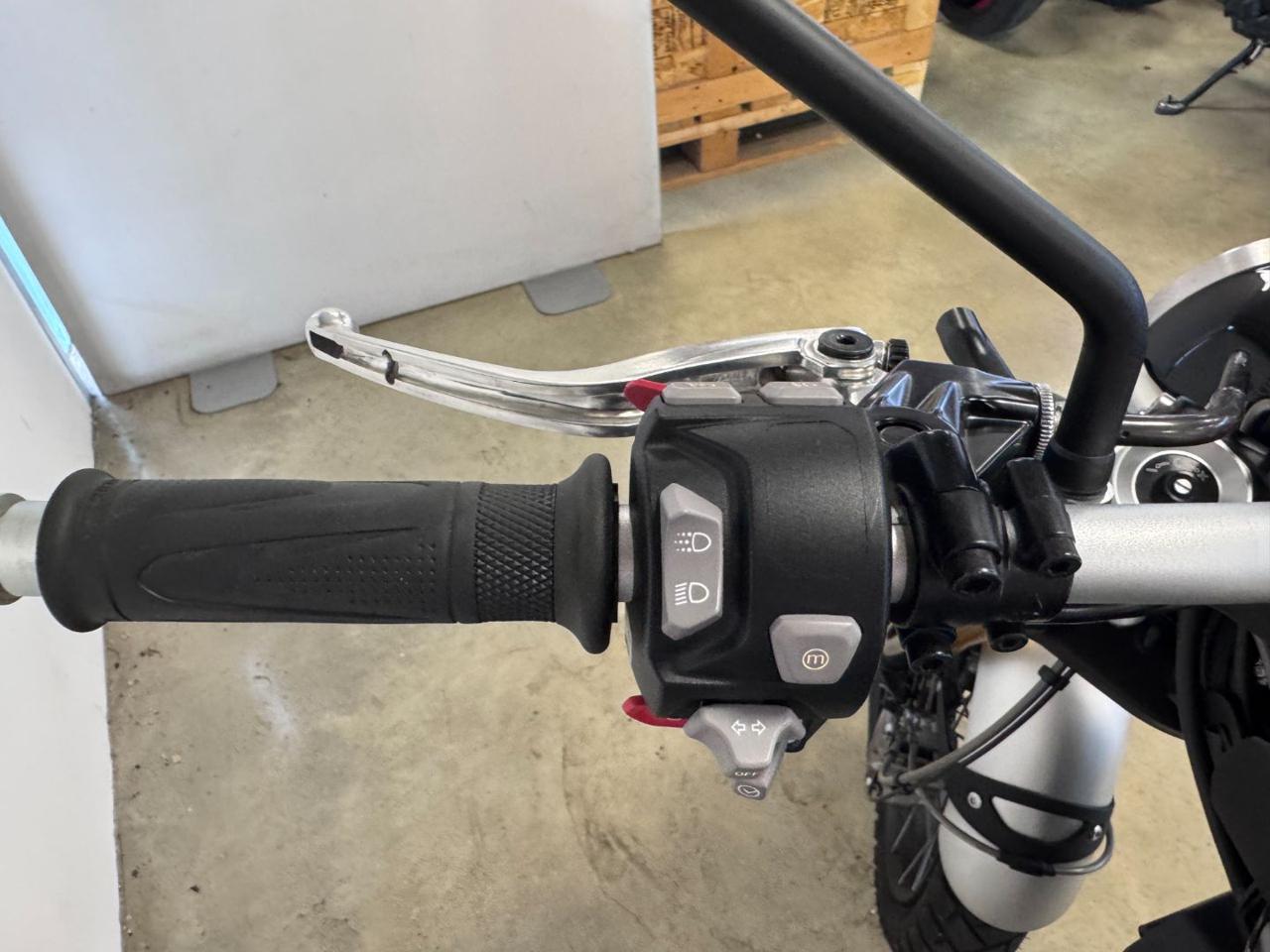 TRIUMPH Scrambler 1200 XE BLACK - 13