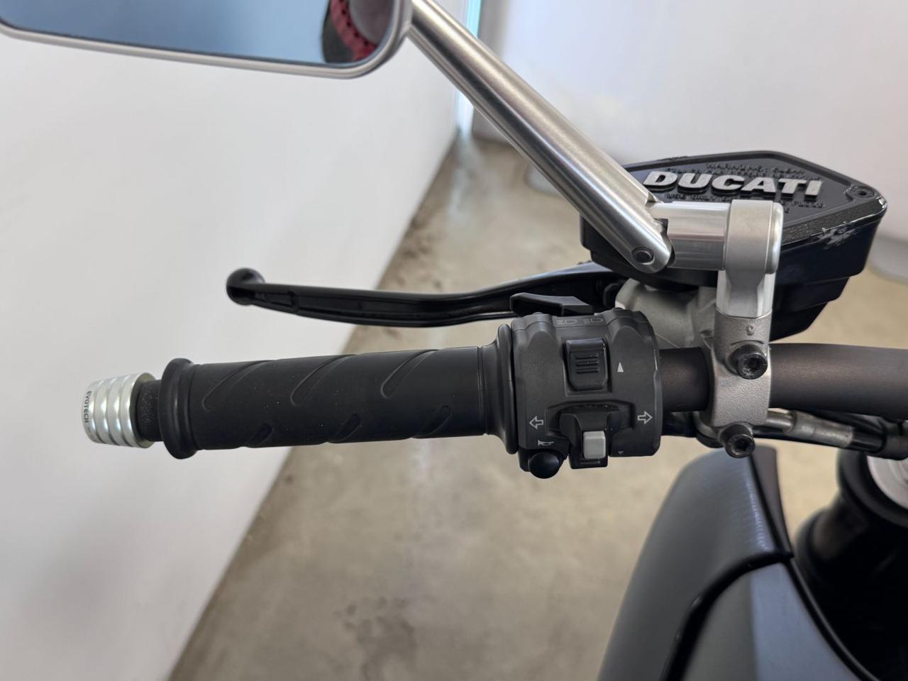 DUCATI Diavel 1200 CARBON - 12