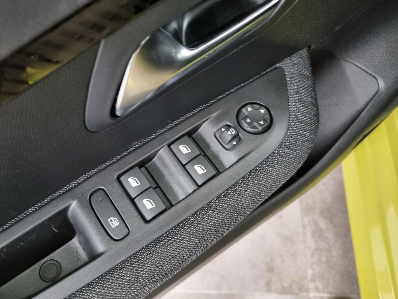 PEUGEOT 208 Hybrid 110 e-DCS6 Business - 32