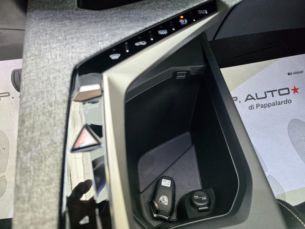 PEUGEOT 5008 Hybrid 145 e-DCS6 Allure - 17