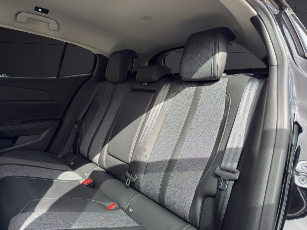 PEUGEOT 408 Hybrid 136 e-DCS6 Allure - 13