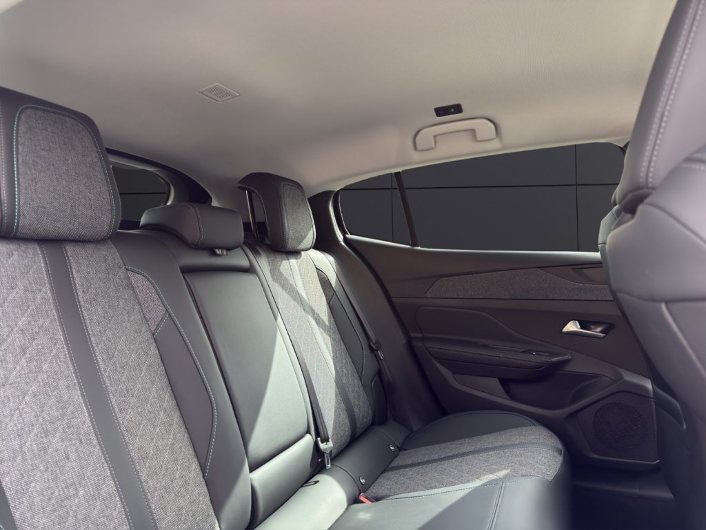 PEUGEOT 408 Hybrid 136 e-DCS6 Allure - 19