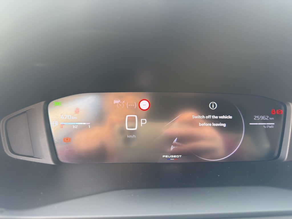 PEUGEOT 2008 Hybrid 136 e-DCS6 Allure - 11