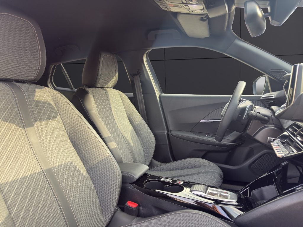 PEUGEOT 2008 Hybrid 136 e-DCS6 Allure - 18